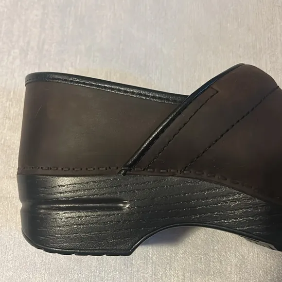Dansko Pro Women’s Metallic Leather Professional Clogs Vintage Brown Size 40