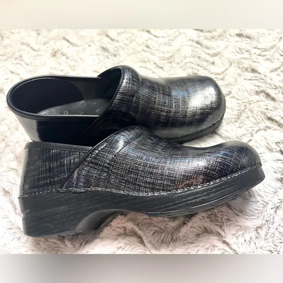 Dansko Professional Box Clogs Black With Iridescent Undertones Size 9