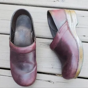 Dansko Professional Classic Oxblood Oiled Leather Platform Distressed Clogs 41