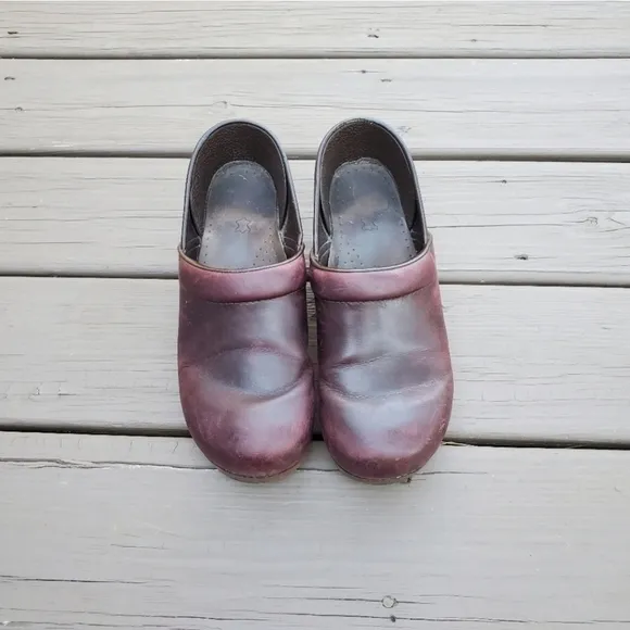 Dansko Professional Classic Oxblood Oiled Leather Platform Distressed Clogs 41