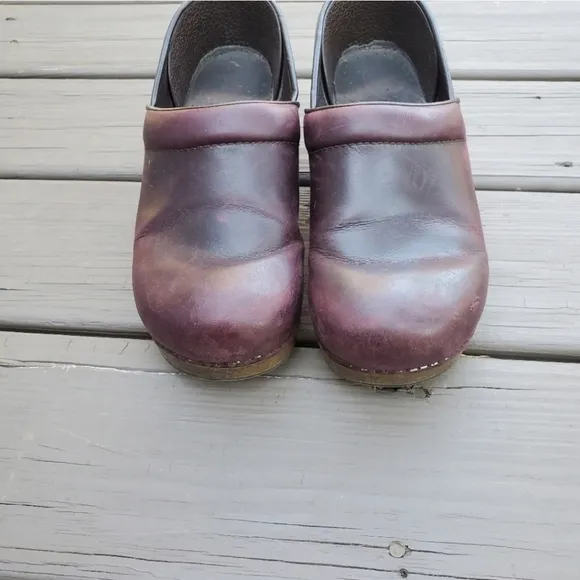 Dansko Professional Classic Oxblood Oiled Leather Platform Distressed Clogs 41