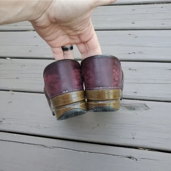 Dansko Professional Classic Oxblood Oiled Leather Platform Distressed Clogs 41