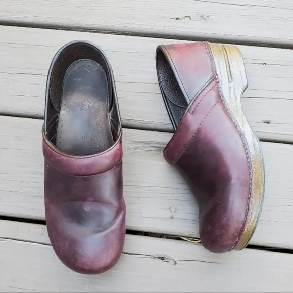 Dansko Professional Classic Oxblood Oiled Leather Platform Distressed Clogs 41