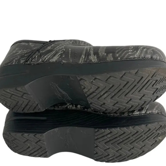 DANSKO PROFESSIONAL PATENT LEATHER WHIRL CLOGS GREEN/BLACK SIZE 38/7.5-8