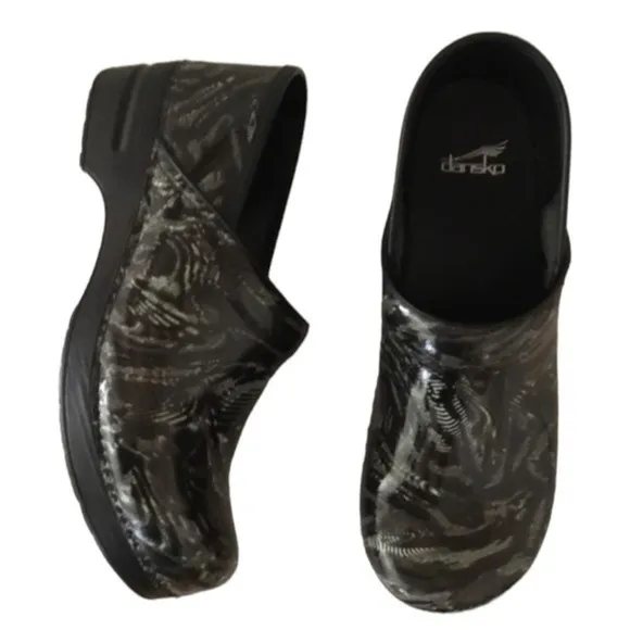 DANSKO PROFESSIONAL PATENT LEATHER WHIRL CLOGS GREEN/BLACK SIZE 38/7.5-8