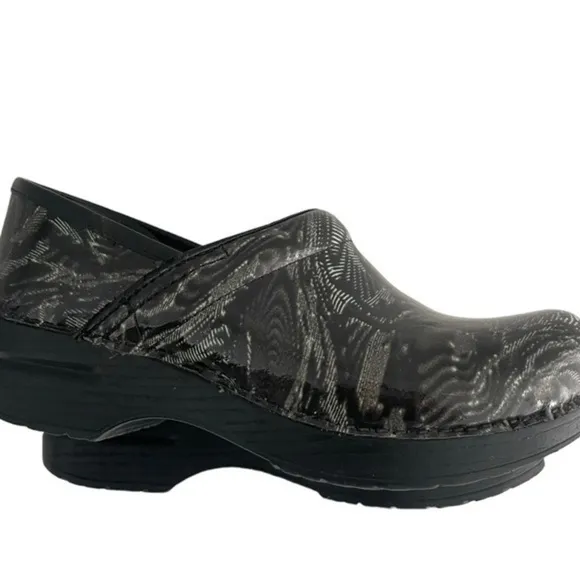 DANSKO PROFESSIONAL PATENT LEATHER WHIRL CLOGS GREEN/BLACK SIZE 38/7.5-8