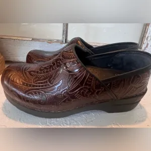 DANSKO PROFESSIONAL TOOLED BROWN LEATHER CLOGS COMFORT SHOE