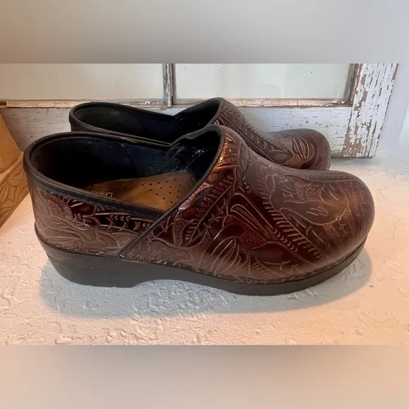 DANSKO PROFESSIONAL TOOLED BROWN LEATHER CLOGS COMFORT SHOE