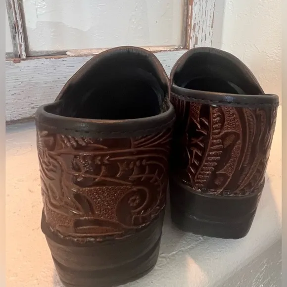 DANSKO PROFESSIONAL TOOLED BROWN LEATHER CLOGS COMFORT SHOE