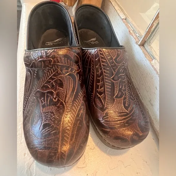 DANSKO PROFESSIONAL TOOLED BROWN LEATHER CLOGS COMFORT SHOE