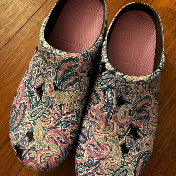 Dansko rubber lightweight clogs 39 blue pink paisley