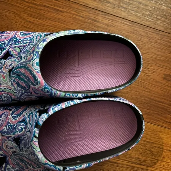 Dansko rubber lightweight clogs 39 blue pink paisley