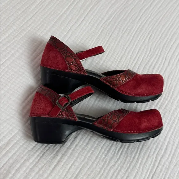 Dansko Sally Red Suede Croc Trim Mary Jane Clogs Size 40 Classic Comfort Casual