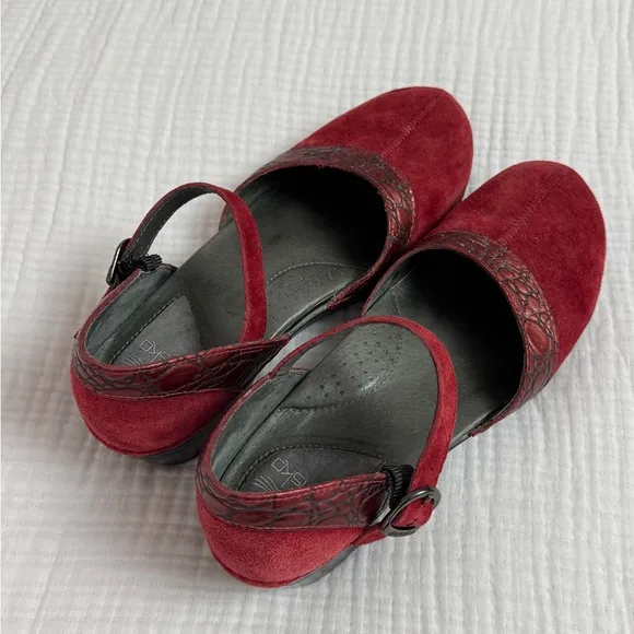 Dansko Sally Red Suede Croc Trim Mary Jane Clogs Size 40 Classic Comfort Casual
