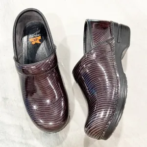 Dansko Striped Patent Leather XP Clogs size 39 8.5 - 9 Professional