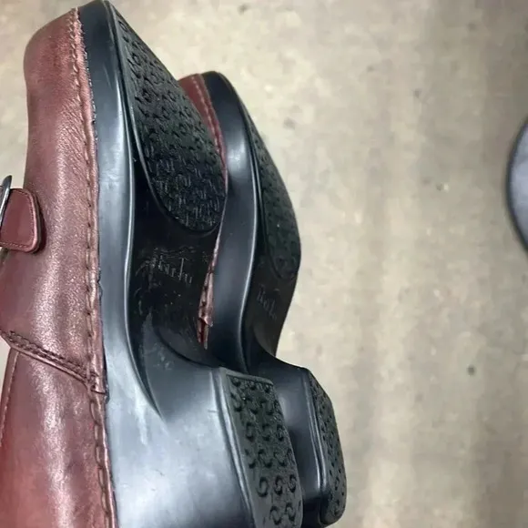Dansko Tamara Burnished Berry Leather Clogs Size 38/7.5