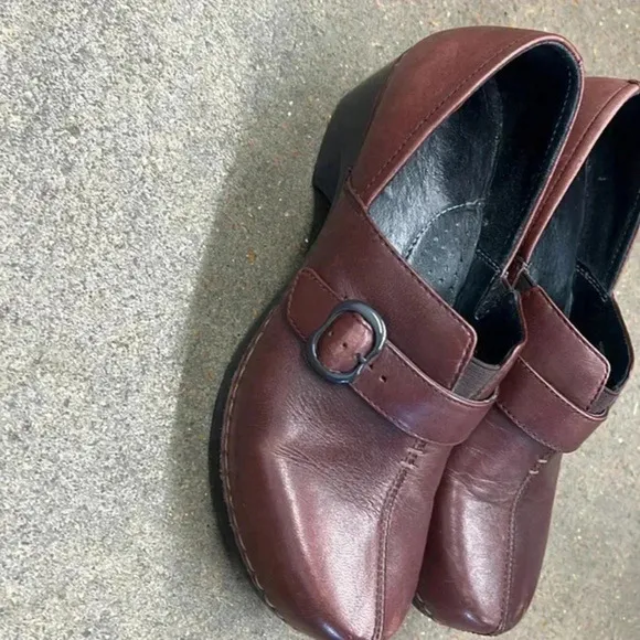 Dansko Tamara Burnished Berry Leather Clogs Size 38/7.5