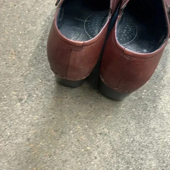 Dansko Tamara Burnished Berry Leather Clogs Size 38/7.5