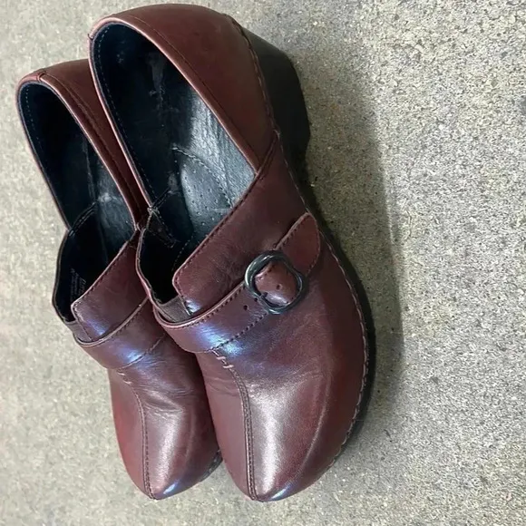 Dansko Tamara Burnished Berry Leather Clogs Size 38/7.5