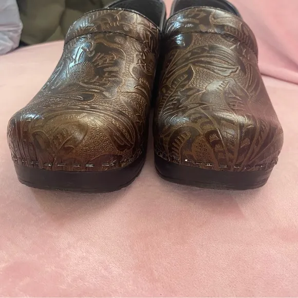Dansko TOOLED LEATHER Embossed Professional Comfort Clogs Size 38 Women’s 7.5-8