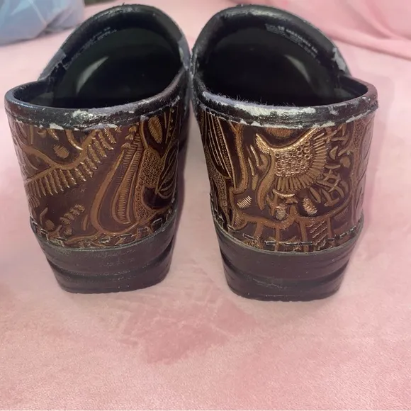 Dansko TOOLED LEATHER Embossed Professional Comfort Clogs Size 38 Women’s 7.5-8