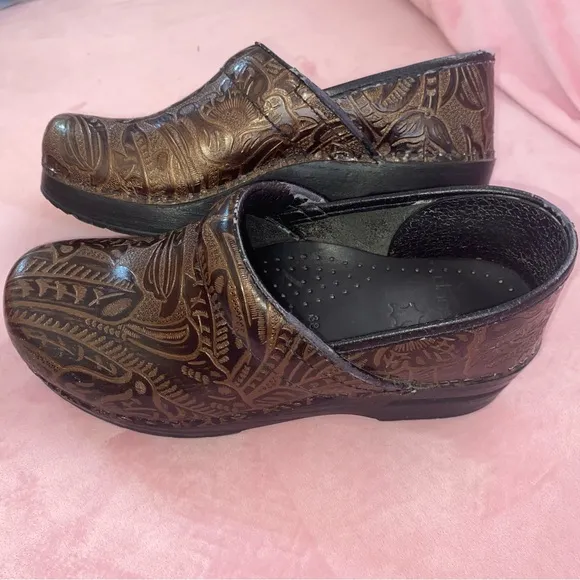 Dansko TOOLED LEATHER Embossed Professional Comfort Clogs Size 38 Women’s 7.5-8