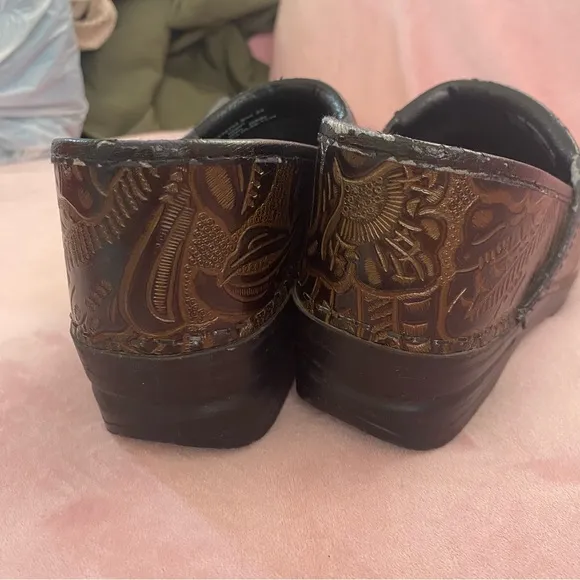 Dansko TOOLED LEATHER Embossed Professional Comfort Clogs Size 38 Women’s 7.5-8