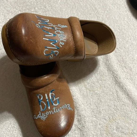 Dansko Twin Pro Clog Embroidered Leather Size 40 Dreams Adventure Tan Blue Boho