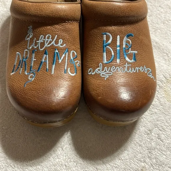 Dansko Twin Pro Clog Embroidered Leather Size 40 Dreams Adventure Tan Blue Boho