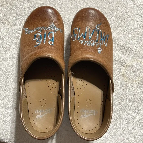 Dansko Twin Pro Clog Embroidered Leather Size 40 Dreams Adventure Tan Blue Boho