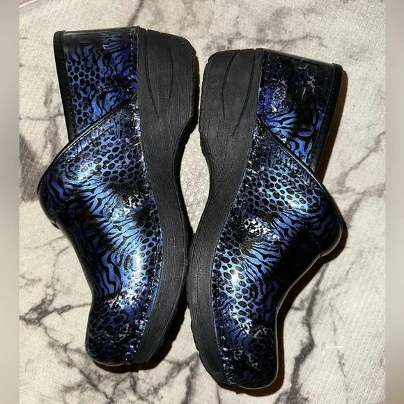 Dansko women’s blue and black pattern XP 2.0 nursing clogs 37 comfort clogs