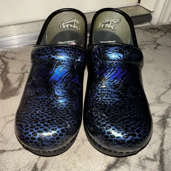Dansko women’s blue and black pattern XP 2.0 nursing clogs 37 comfort clogs