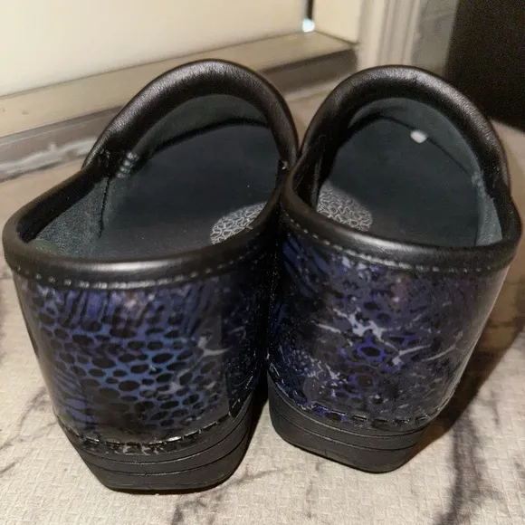 Dansko women’s blue and black pattern XP 2.0 nursing clogs 37 comfort clogs