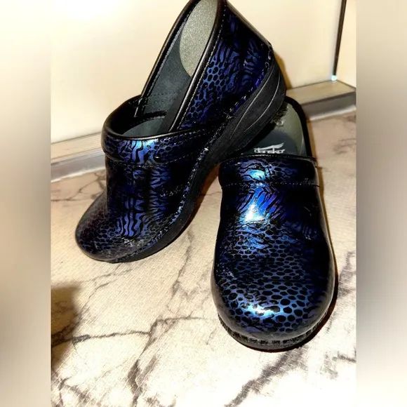 Dansko women’s blue and black pattern XP 2.0 nursing clogs 37 comfort clogs