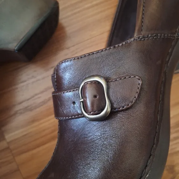 Dansko Womens Brown Leather Clogs Size 39 / 8.5 - 9 US 1.5&quot; Heel Buckle Accent