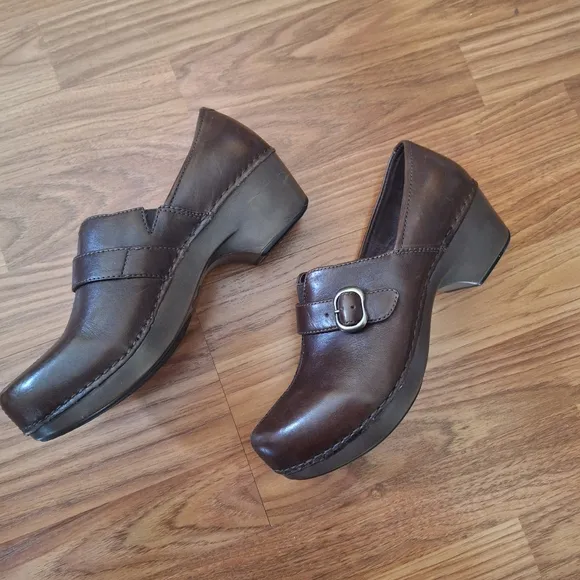Dansko Womens Brown Leather Clogs Size 39 / 8.5 - 9 US 1.5&quot; Heel Buckle Accent