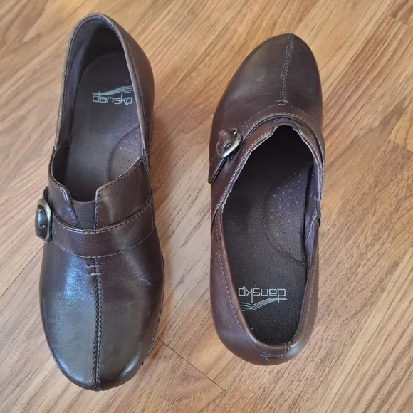 Dansko Womens Brown Leather Clogs Size 39 / 8.5 - 9 US 1.5&quot; Heel Buckle Accent