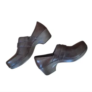 Dansko Womens Brown Leather Clogs Size 39 / 8.5 - 9 US 1.5&quot; Heel Buckle Accent