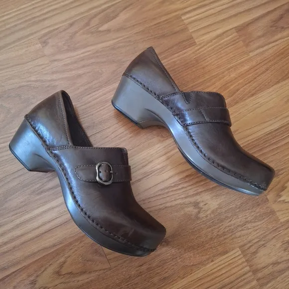Dansko Womens Brown Leather Clogs Size 39 / 8.5 - 9 US 1.5&quot; Heel Buckle Accent