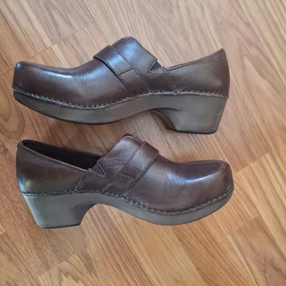 Dansko Womens Brown Leather Clogs Size 39 / 8.5 - 9 US 1.5&quot; Heel Buckle Accent