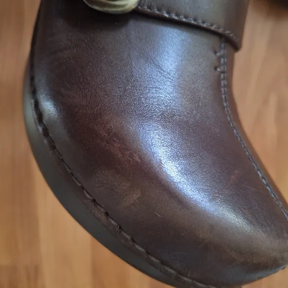 Dansko Womens Brown Leather Clogs Size 39 / 8.5 - 9 US 1.5&quot; Heel Buckle Accent