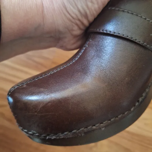 Dansko Womens Brown Leather Clogs Size 39 / 8.5 - 9 US 1.5&quot; Heel Buckle Accent