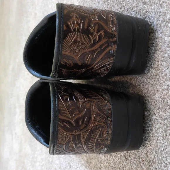 Dansko Women's Clogs size 39 Euro (9 US) Dark brown &amp; black