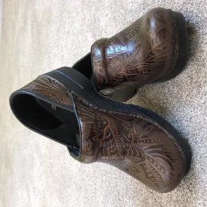 Dansko Women's Clogs size 39 Euro (9 US) Dark brown &amp; black