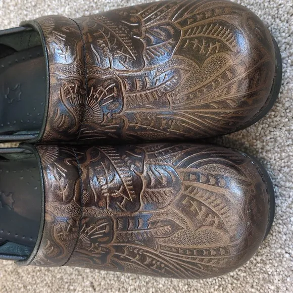 Dansko Women's Clogs size 39 Euro (9 US) Dark brown &amp; black