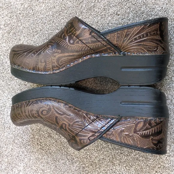 Dansko Women's Clogs size 39 Euro (9 US) Dark brown &amp; black