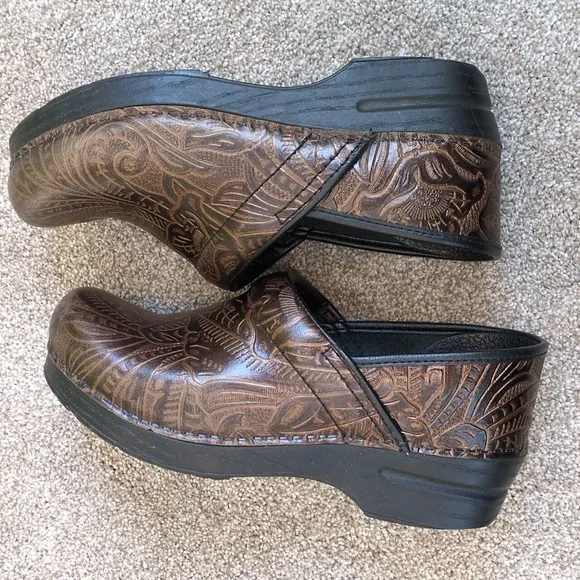 Dansko Women's Clogs size 39 Euro (9 US) Dark brown &amp; black