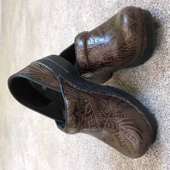 Dansko Women's Clogs size 39 Euro (9 US) Dark brown &amp; black