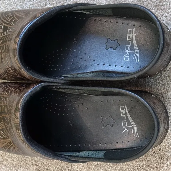Dansko Women's Clogs size 39 Euro (9 US) Dark brown &amp; black