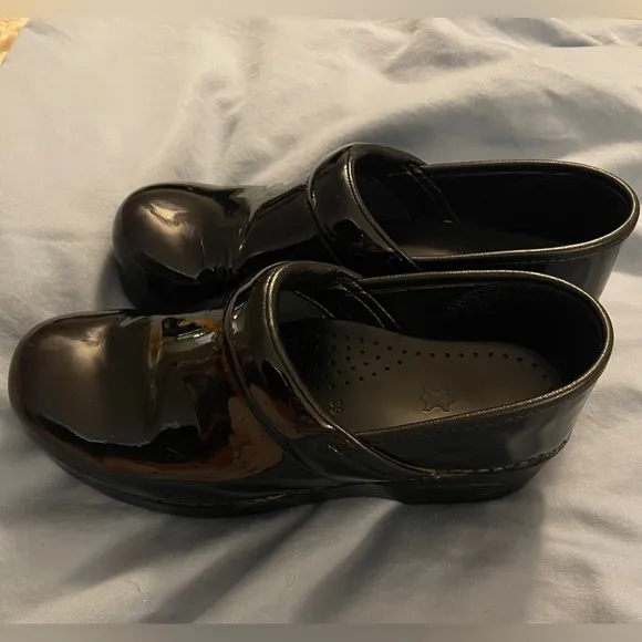 Dansko women’s high shine leather clogs size 39 (8.5-9) black
